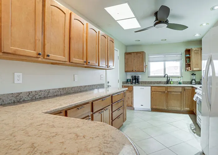 Close To Golf: Sun Escape W/ Furnished Porch! Holiday home Sun City